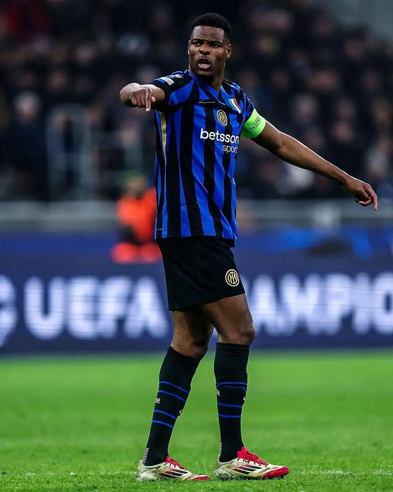 2射1传闪耀全场！官方：B费当选曼联4-1狼队的队内最佳