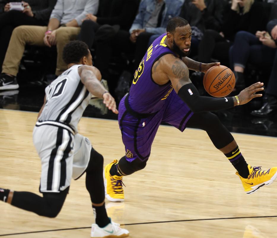 “罗马队友基情互动”，德罗西赛后新闻发布会被哲科亲吻（罗马队友展现兄弟情：哲科赛后发布会上亲吻德罗西）