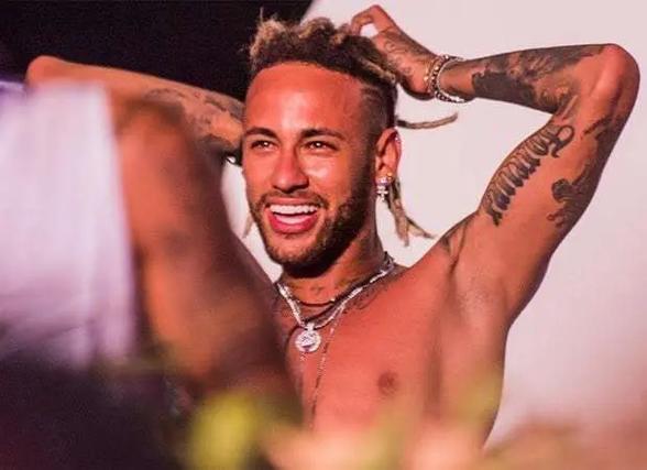 弗兰克：中国非常自由和安全，商品非常便宜，菜味道出奇地好（弗兰克称中国自由安全、物价低廉，菜肴格外美味）