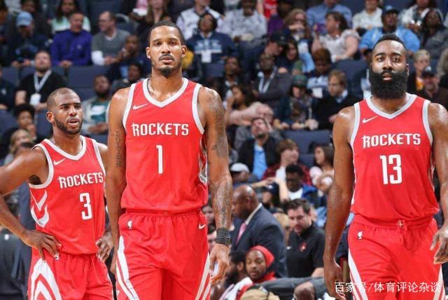 人行道上骑车容易打滑，老哥这么戴头盔，就是在糊弄自己啊（人行道骑车易打滑，这样戴头盔等于自欺欺人）