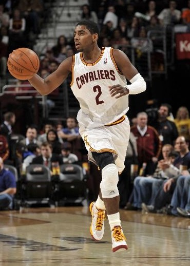 排球王莱昂+科门达+萨萨克 三巨头续约 冲击波超新赛季（球王莱昂携科门达、萨萨克续约，冲击波三大核心剑指新赛季）