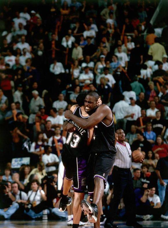 比赛结束后球员激动落泪（终场后球员喜极而泣）