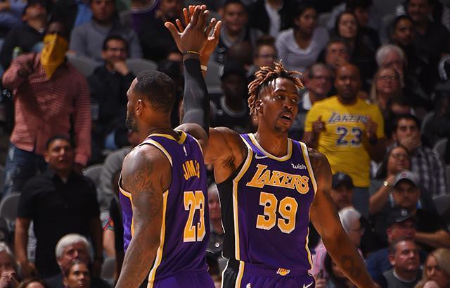 追梦将比肩库里，成为唯二代表勇士出战900场常规赛的球员（追梦将与库里并肩，成勇士队史仅两位常规赛出战900场的球员）